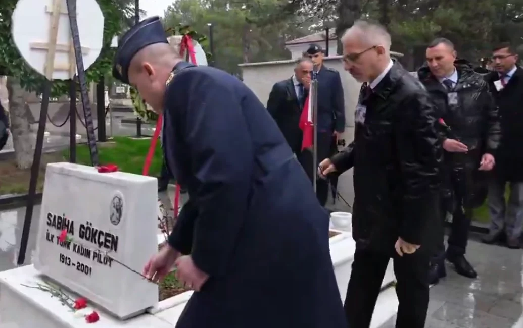 Dünyanın ilk kadın savaş pilotu Sabiha Gökçen, vefatının 25. yılında