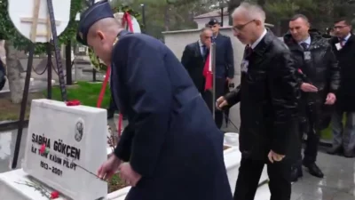 Dünyanın ilk kadın savaş pilotu Sabiha Gökçen, vefatının 25. yılında