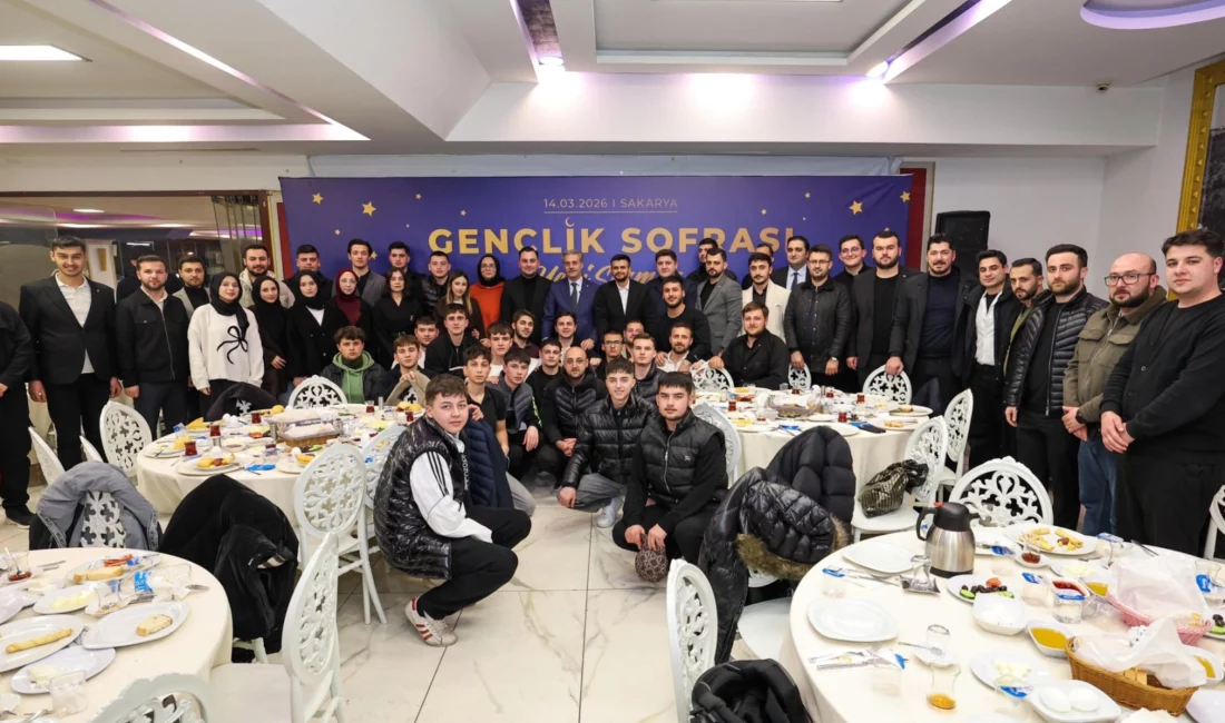 Gençlerin fikirlerine kulak veren ve her fırsatta onlarla bir araya