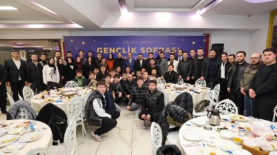 Gençlerin fikirlerine kulak veren ve her fırsatta onlarla bir araya