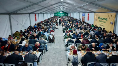 Samsun Büyükşehir Belediyesi binlerce kişiyi iftar sofralarında buluşturuyor. Her gün