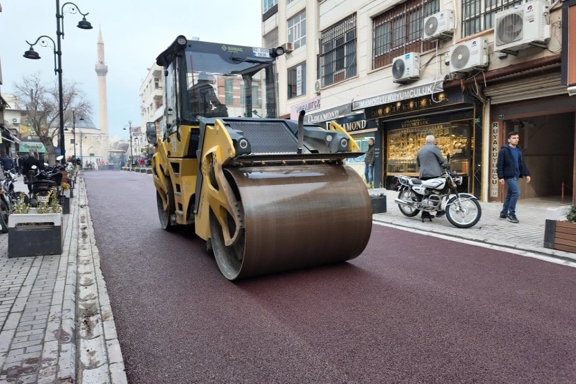 Şanlıurfa’nın en işlek güzergâhlarından biri olan Divanyolu Caddesi’nde yürütülen yenileme