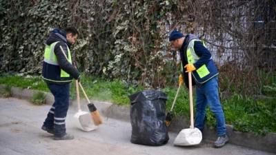 Ankara Keçiören Belediyesi, ilçe genelinde yürüttüğü kapsamlı temizlik çalışmalarıyla cadde,