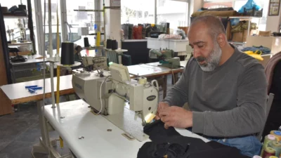 Manisa’nın Yunusemre ilçesine bağlı Muradiye Mahallesi’nde  terzilik mesleğini sürdüren