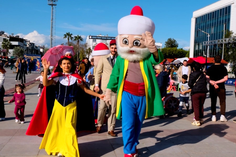 Antalya’da Muratpaşa Belediyesi, Ramazan ayı dolayısıyla kurduğu Ramazan Çarşısı’nda etkinliklerine