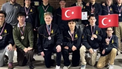 Connecticut eyaletinin yüzme şampiyonasında Amity Regional High School, güçlü rakipleri