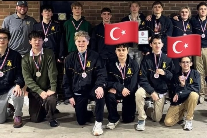 Connecticut eyaletinin yüzme şampiyonasında Amity Regional High School, güçlü rakipleri