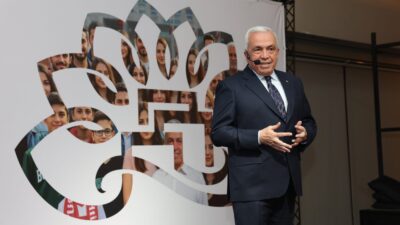 Özel bir davet salonunda gerçekleşen sunumda Şadi Özdemir bütün yönleriyle