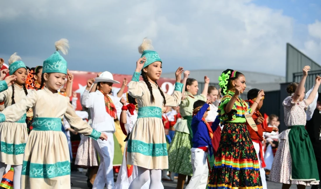 Bu yıl ikincisi düzenlenen Balıkesir Uluslararası Çocuk Festivali, renkli etkinliklerle
