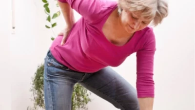 Doç.Dr.Ahmet İnanır, bel ağrılarının nedenlerini ve korunma yollarını açıkladı. Ağrının