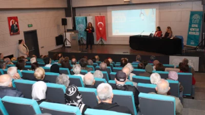 Bursa Nilüfer Belediyesi’nin ‘Dünya Parkinson Günü’ nedeniyle düzenlediği seminerde konuşan