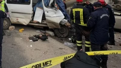 Bucak ilçesinde meydana gelen trafik kazasında minibüs ile tırın çarpışması