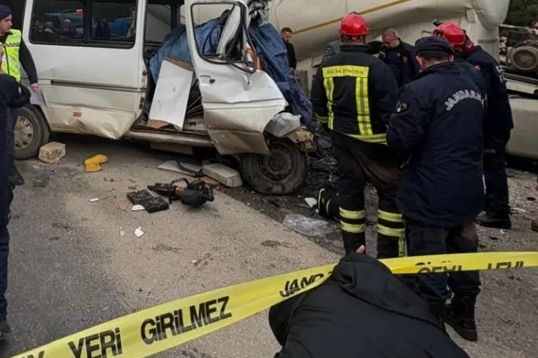 Bucak ilçesinde meydana gelen trafik kazasında minibüs ile tırın çarpışması
