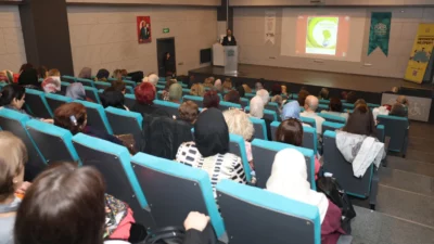 Bursa'da Nilüfer Belediyesi’nin ev sahipliğinde düzenlenen eğitimde konuşan Sürdürülebilirlik Profesyoneli