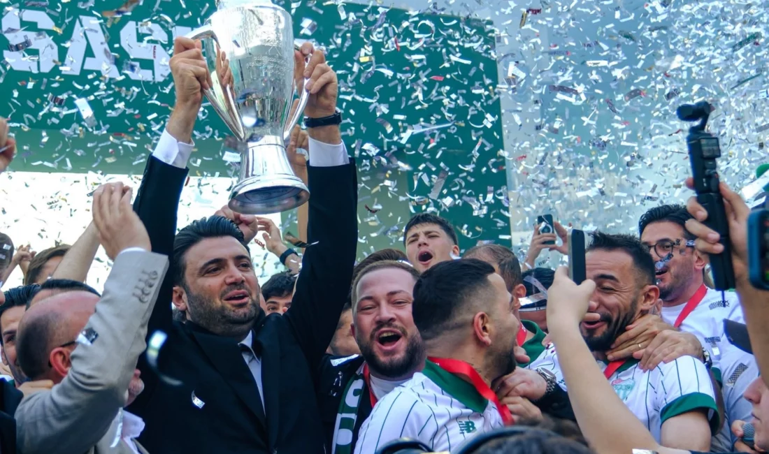 TFF 2. Lig Kırmızı Grup’ta şampiyonluğa ulaşan Bursaspor, Türkiye’de tüm