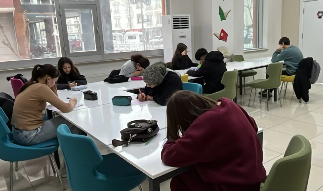İzmit Belediyesi Çınar Akademi’nin mahallelerde sürdürdüğü etüt programlarıyla 7. ve