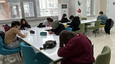 İzmit Belediyesi Çınar Akademi’nin mahallelerde sürdürdüğü etüt programlarıyla 7. ve