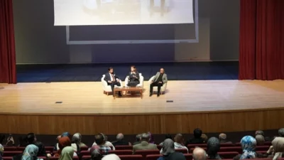 Denizli Büyükşehir Belediyesi’nin ev sahipliğinde yapılan “Gerçeğin Peşinde” konferansı, uzman