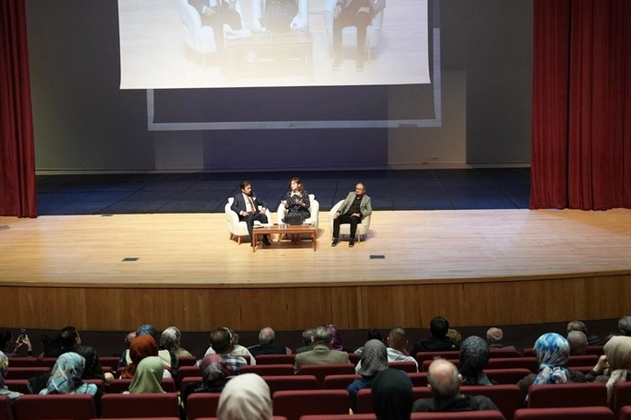 Denizli Büyükşehir Belediyesi’nin ev sahipliğinde yapılan “Gerçeğin Peşinde” konferansı, uzman