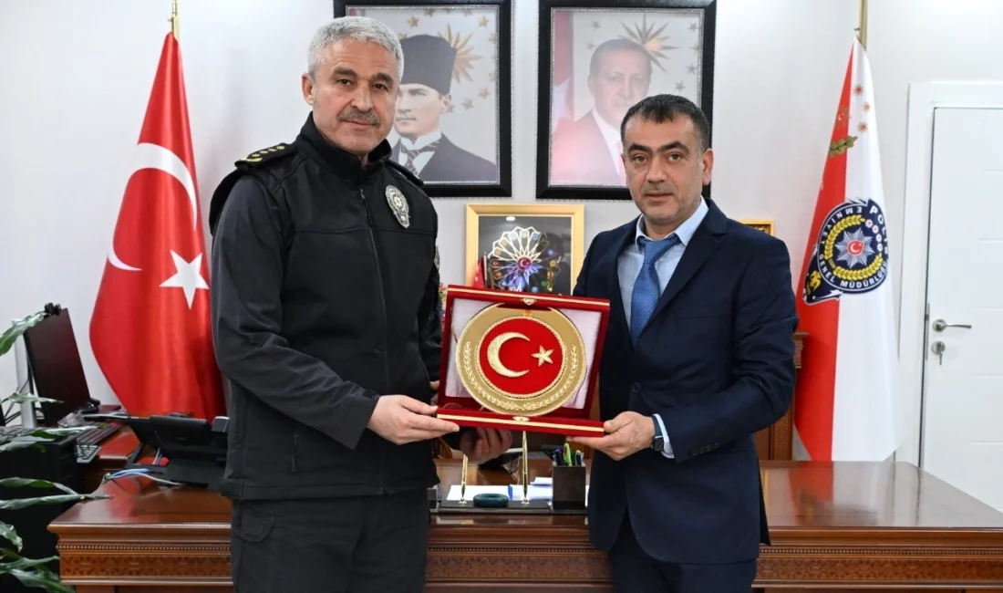Düzce Gazeteciler Cemiyeti Başkanı Hakan Çakır ve yönetim kurulu üyeleri,