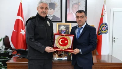 Düzce Gazeteciler Cemiyeti Başkanı Hakan Çakır ve yönetim kurulu üyeleri,
