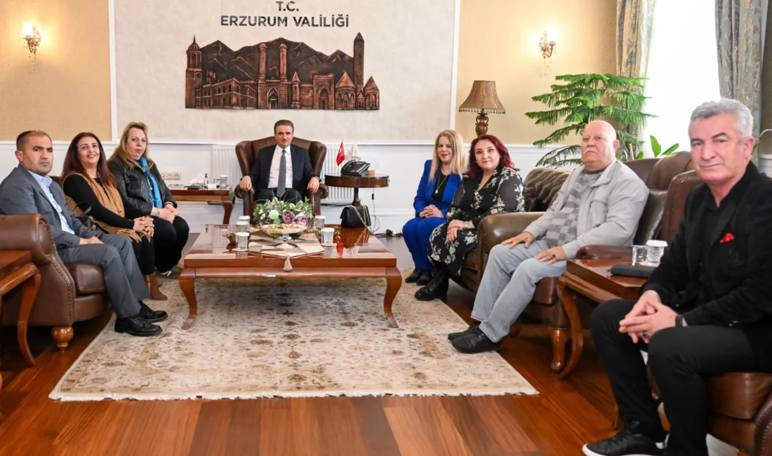 Erzurum Yeni Medya Derneği Başkanı Gamze İspirli ve yönetim kurulu