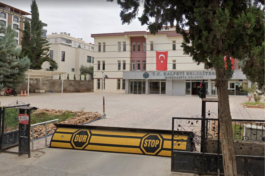 Şanlıurfa’da Halfeti Belediyesi’ndeki usulsüzlük iddialarına yönelik yürütülen soruşturmada, 28’i kamu