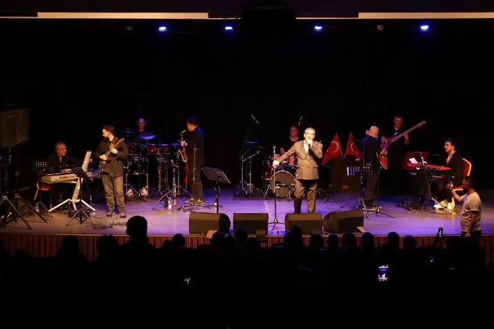 İstanbul Çekmeköy’de düzenlenen konserde şarkıcı Ege katılımcılara müzik ziyafeti yaşattı.