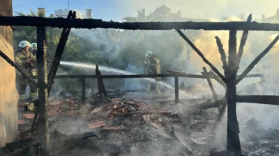 İzmir’in Karşıyaka ilçesi Bostanlı Mahallesi Cengiz Topel Caddesi’nde bir restoranın