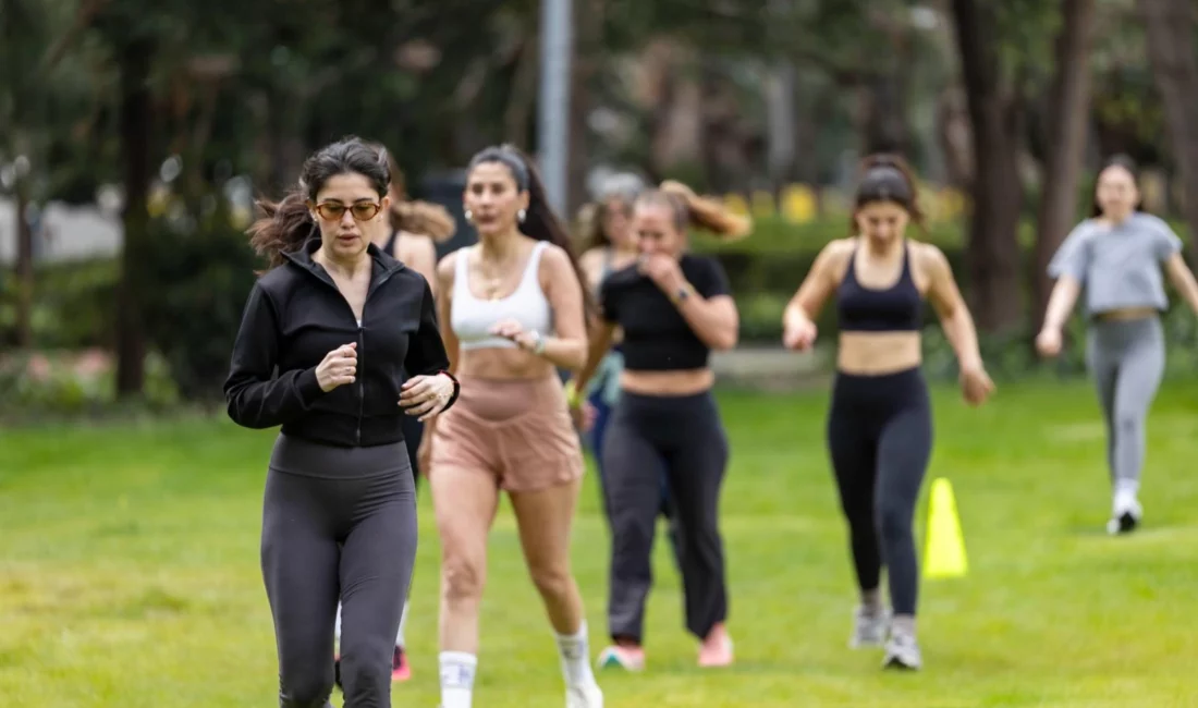 İzmir Büyükşehir Belediyesi’nin vatandaşlara ücretsiz ekipman sağlayarak sporun önündeki engelleri
