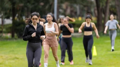 İzmir Büyükşehir Belediyesi’nin vatandaşlara ücretsiz ekipman sağlayarak sporun önündeki engelleri