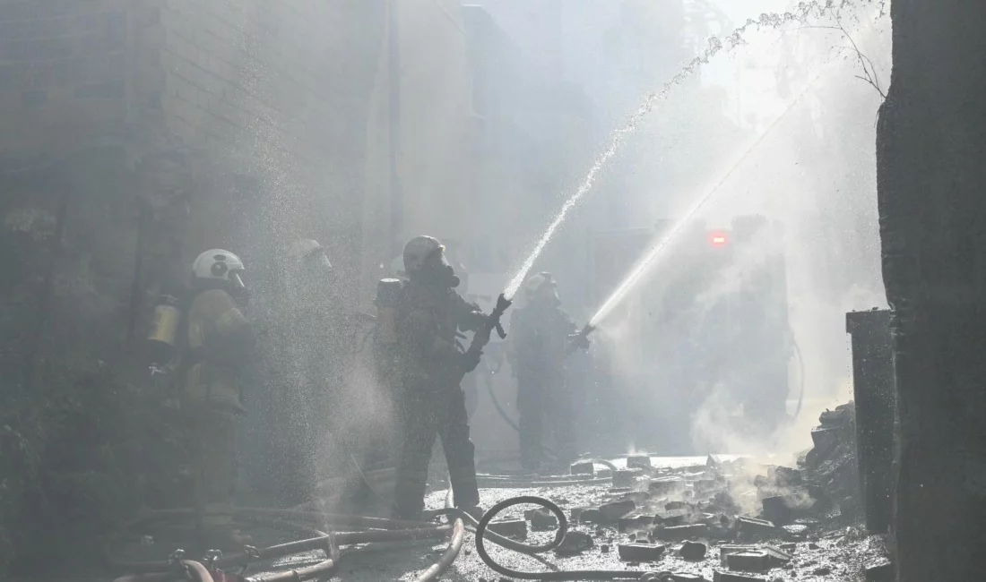 İzmir Konak’ta iki katlı metruk bir binada çıkan yangın, itfaiye