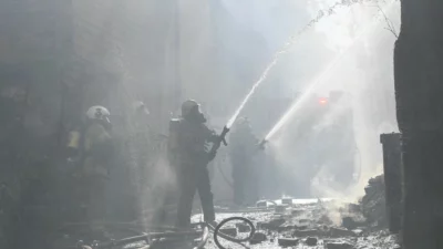 İzmir Konak’ta iki katlı metruk bir binada çıkan yangın, itfaiye