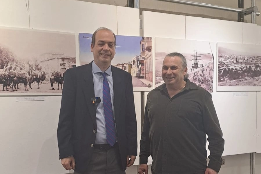 İzmirli koleksiyoner Mert Rüstem, Yunanistan’daki dördüncü fotoğraf sergisini Atina’da sanatseverlerle