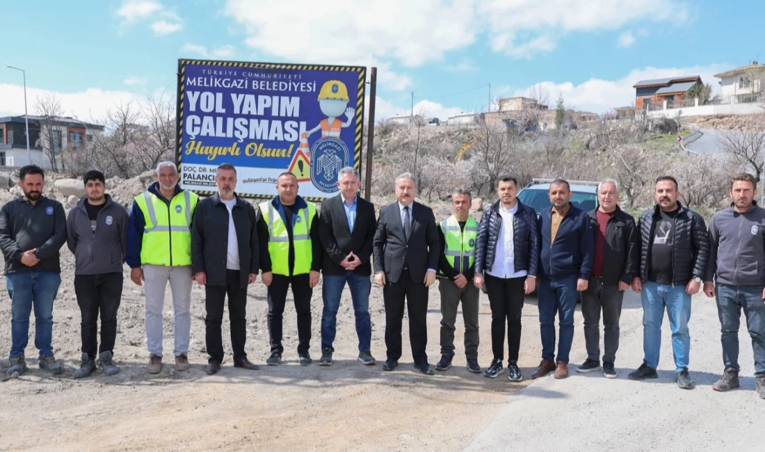 İlçe genelinde yaptığı yol yapım çalışmaları ile trafiği önemli ölçüde