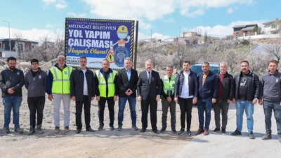 İlçe genelinde yaptığı yol yapım çalışmaları ile trafiği önemli ölçüde