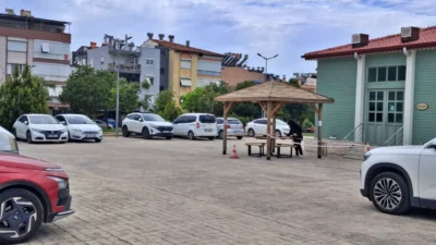 Ders çalışmak için kütüphaneyi kullanan öğrenciler, otoparkta araç içinde alkol