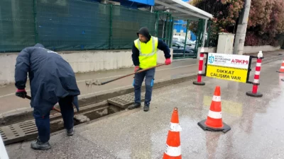 Kocaeli Büyükşehir Belediyesi ekipleri, kent genelinde etkisini gösteren yağışlarla birlikte