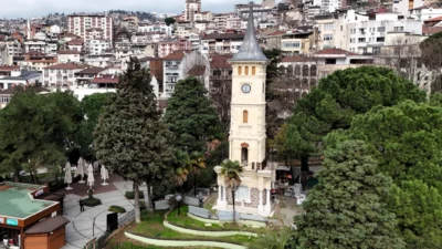 Kocaeli Büyükşehir Belediyesi, İzmit Saat Kulesi’nde yürüttüğü restorasyon çalışmalarının tamamlanmasının