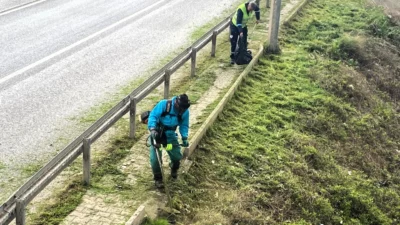 Kocaeli Büyükşehir Belediyesi, kent genelinde yol kenarları ve kaldırımlarda temizlik