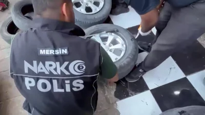 Mersin Emniyet Müdürlüğü ekiplerinin düzenlediği operasyonda, araç lastiklerine saklanan uyuşturucu