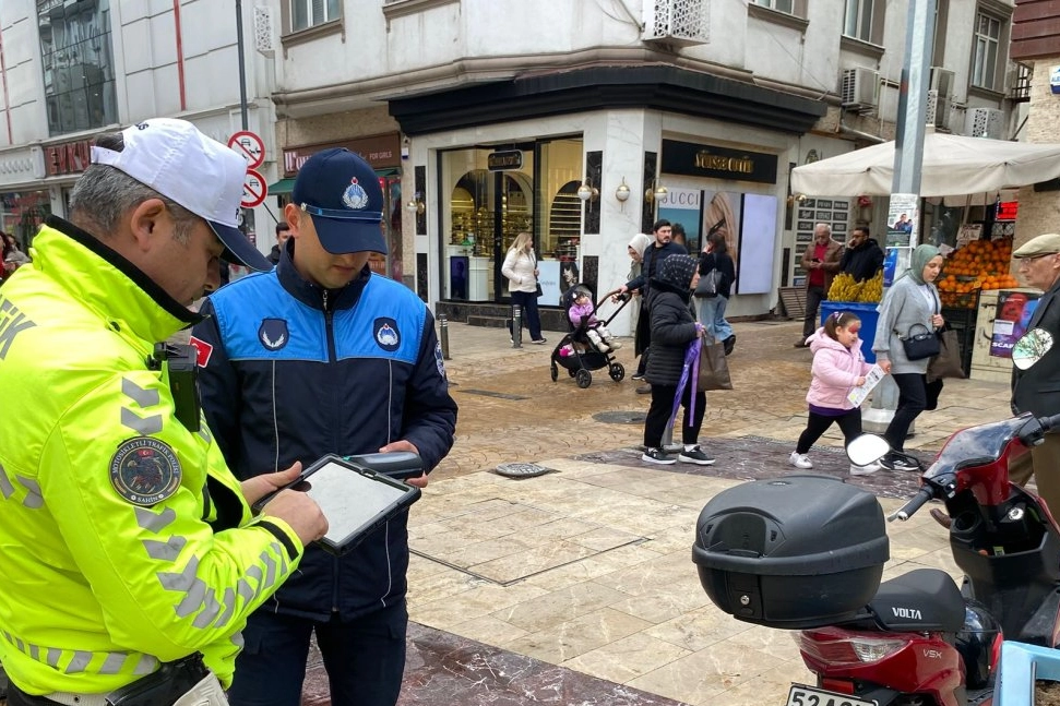 Ordu’nun Altınordu ilçesinde trafiğe kapalı caddelerde motosiklet sürücülerine yönelik denetimler