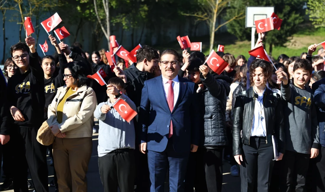 Sakarya’da okullarda gerçekleştirilen bayrak ve öğretmen temalı etkinliklerle öğrenciler, milli