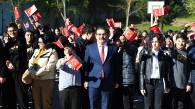 Sakarya’da okullarda gerçekleştirilen bayrak ve öğretmen temalı etkinliklerle öğrenciler, milli