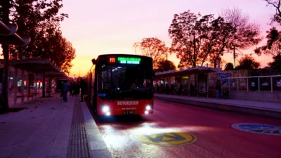 Sakarya Büyükşehir Belediyesi tarafından şehre kazandırılan Metrobüsler, şehir içi ulaşımda