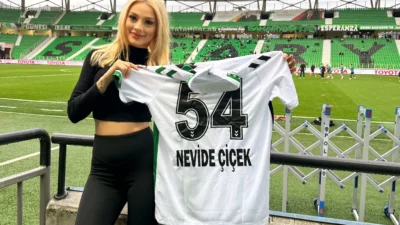 Başarılı futbolcu ve sunucu Nevide Çiçek, geçtiğimiz günlerde Sakaryaspor yönetimi