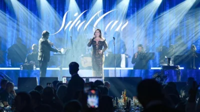 Sibel Can, Les Ambassadeurs Hotel balo salonunu hınca hınç dolduran