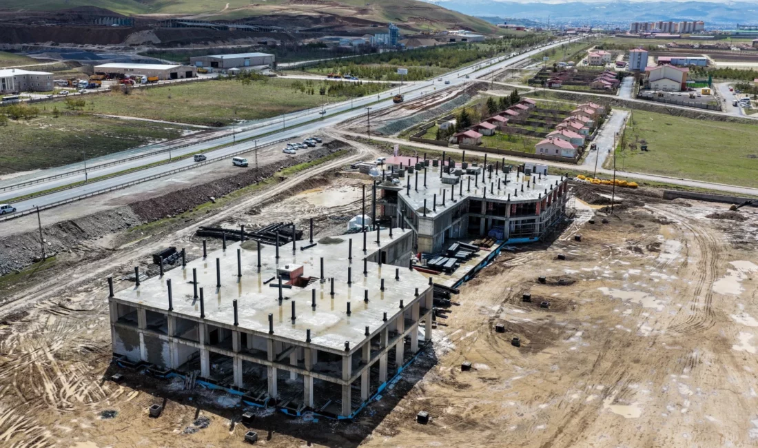 Van Büyükşehir Belediyesi'nin Van-Erciş Karayolu üzerinde yapımını sürdürdüğü, 11 bin