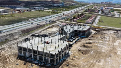 Van Büyükşehir Belediyesi'nin Van-Erciş Karayolu üzerinde yapımını sürdürdüğü, 11 bin