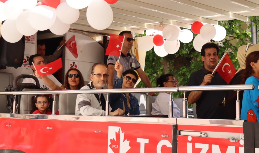 İzmit Belediyesi'nin 19 Mayıs kapsamında düzenlediği şehir turunda İzmit sokakları